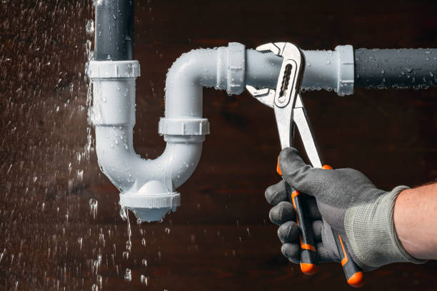 Professional Emergency Plumber technician working in Lovelady, TX